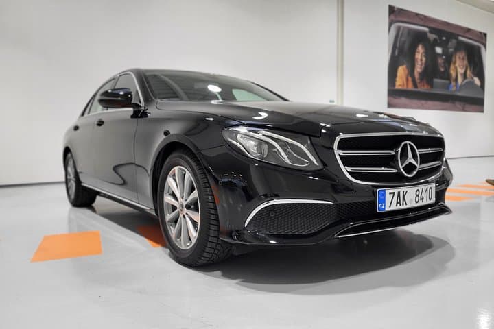 Vienna to Prague - Private Transfer by LIMOUSINE 3+1pax