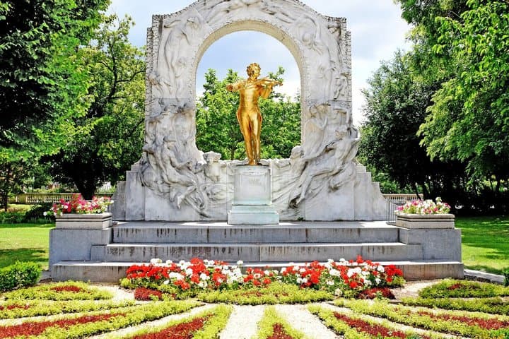 Classic 1 Hour Vienna Rickshaw Private Tour